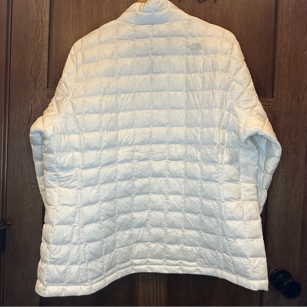 The North Face Women's White Quilted Puffer Jacket - Picture 5 of 7
